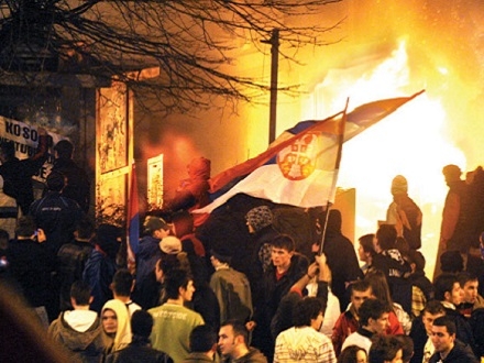 Posle protesta zapaljene nemačka i američka ambasada (Foto: novosti.rs)